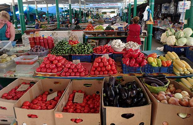 Чиновникам запретят покупать импортные огурцы и помидоры