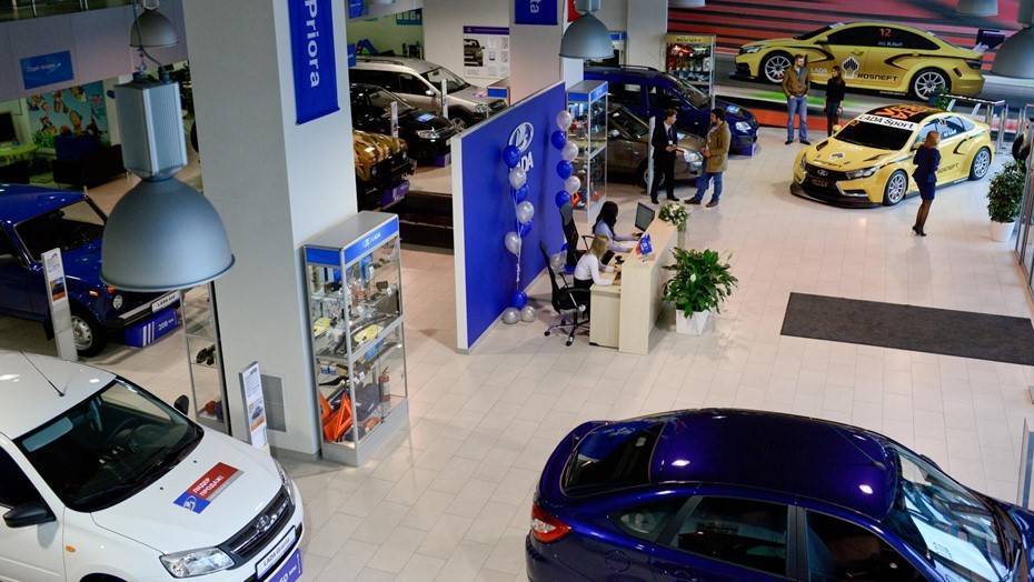 Цены на автомобили в России растут при падающем спросе