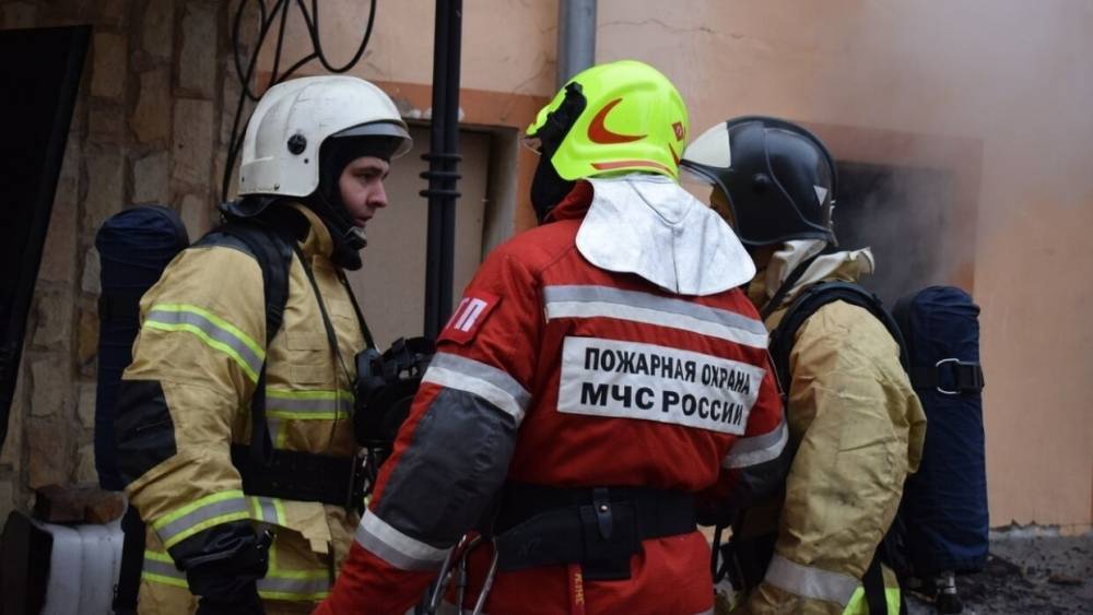 В Москве загорелась крыша общежития