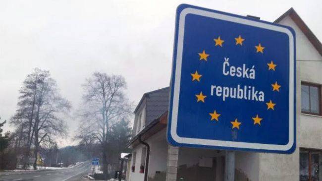 Чехам в особых случаях разрешили выезжать за границу