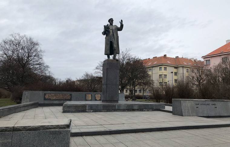 Лавров назвал возмутительными действия Праги из-за памятника Коневу