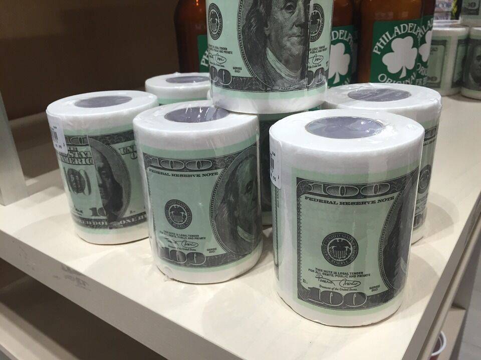 Американский эксперт Марк Юско считает, что Вашингтон превращает доллар в «туалетную бумагу»