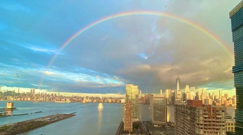 В час, когда Нью-Йорк приветствовал медиков «на передовой», над городом раскинулась огромная радуга (фото)