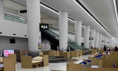 Аэропорт Токио предлагает пассажирам спать в картонных коробках в ожидании результатов теста на коронавирус