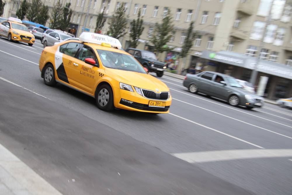 Таксисты смогут проверять пропуска пассажиров в приложении «Помощник Москвы»