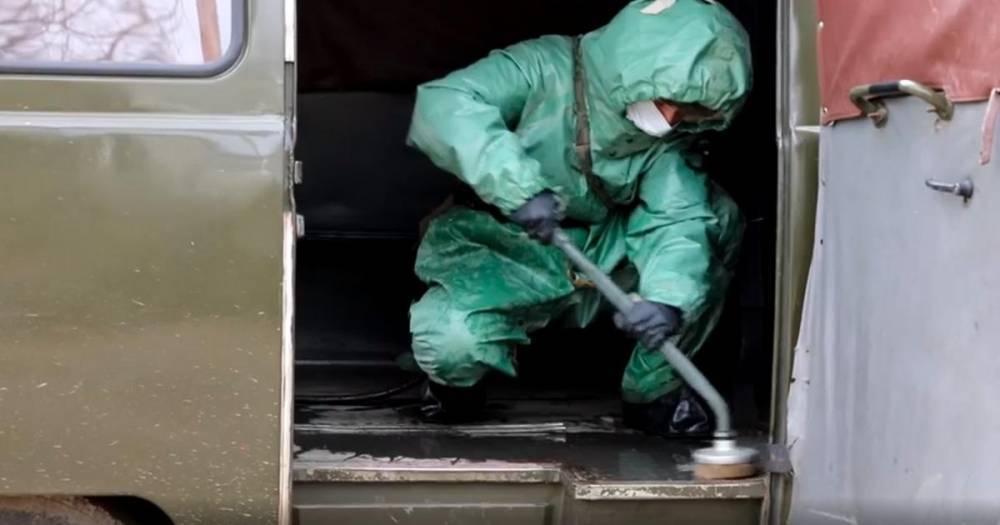 В Подмосковье военнослужащие обрабатывают технику для борьбы с вирусом