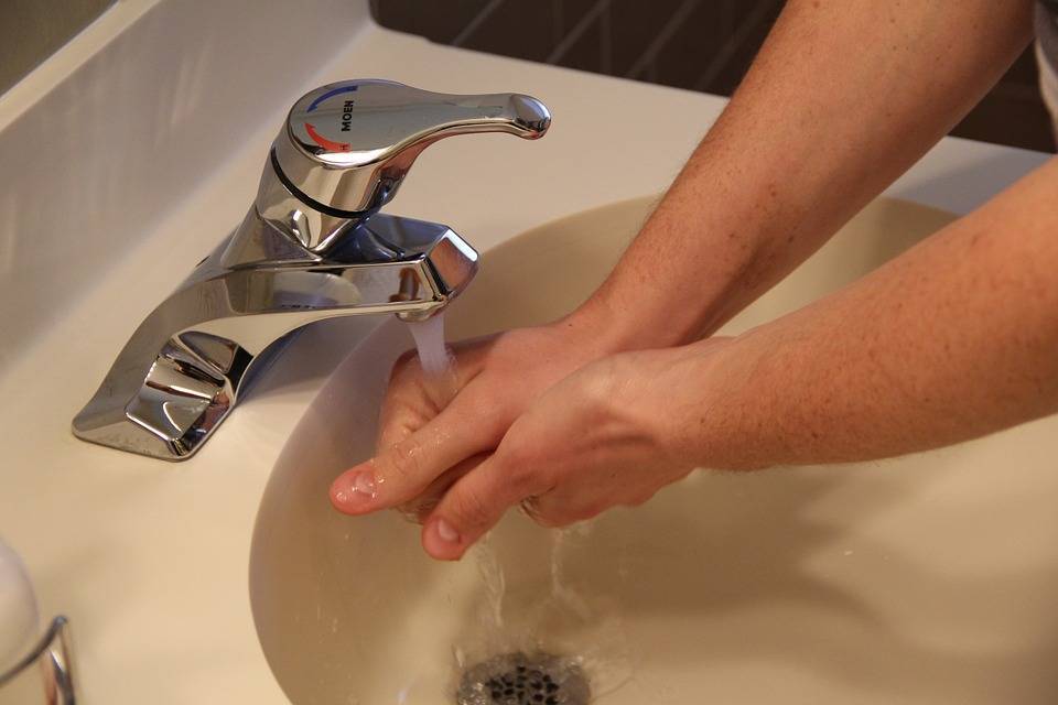 Медик рассказала о последствиях частого мытья и дезинфекции рук без увлажнения