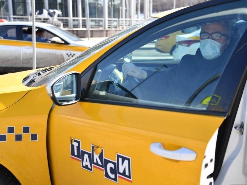 Проверка пропусков таксистами в Москве и критика ВОЗ: главное к утру 15 апреля