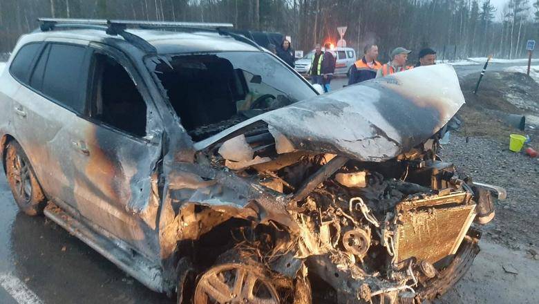 В Тюменской области в ДТП на трассе сгорели две машины