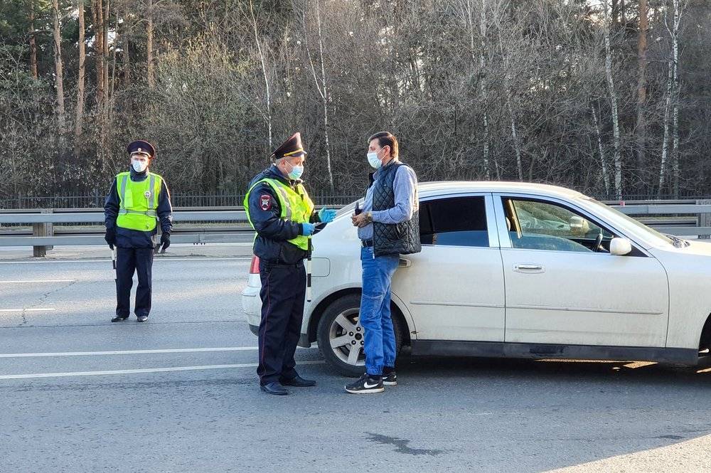 Сотрудники ГИБДД на въездах в Москву начали проверять наличие пропусков у водителей