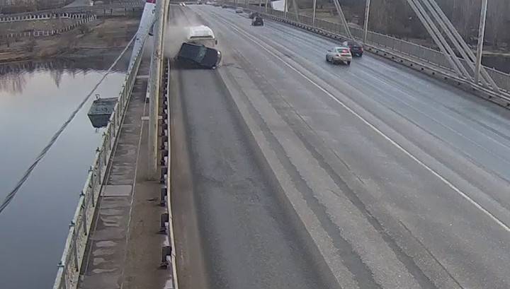 Пикап протаранил автобус на мосту в Череповце. Видео