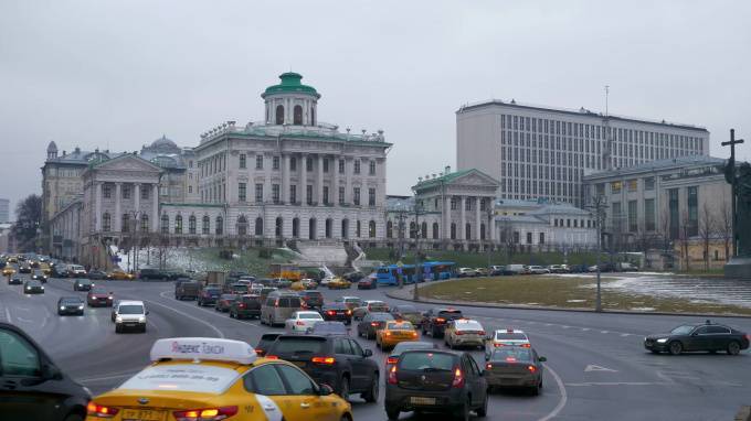 На въездах в Москву образовались пробки из-за проверки пропусков