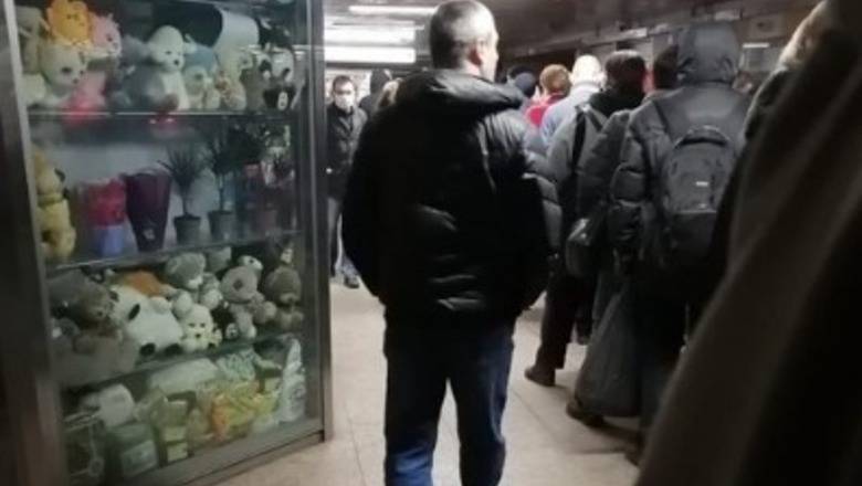 В Москве из-за проверок пропусков образовались очереди в метро (ФОТО)