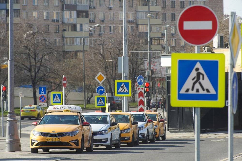 Водителям такси в Москве разрешили не оформлять пропуска