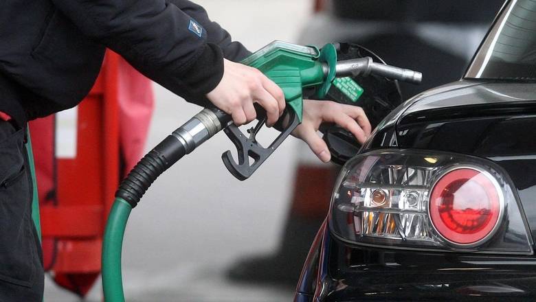 Бензин в России начал дешеветь