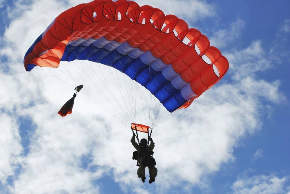 Разведчицы-морпехи на Камчатке совершили первые парашютные прыжки