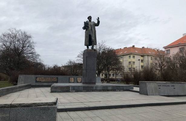 Лавров назвал возмутительными действия Праги из-за памятника Коневу