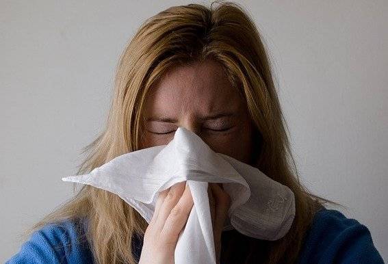Ученый предупредил об опасности наслоения сезонной аллергии и COVID-19 в Москве