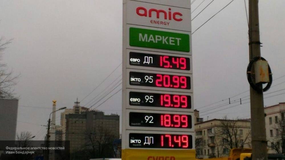 Стоимость бензина в России снижается