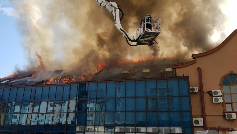 В Тюмени горит здание в центре города