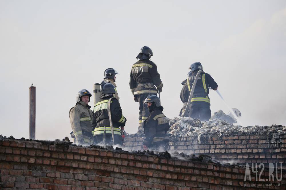 Появились фото с места крупного пожара в производственном здании в Кемерове