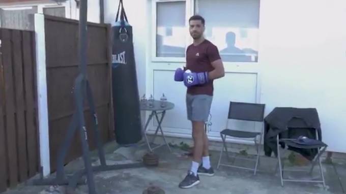 Непобежденный боксер-чемпион ударил сам себя во время видеоурока