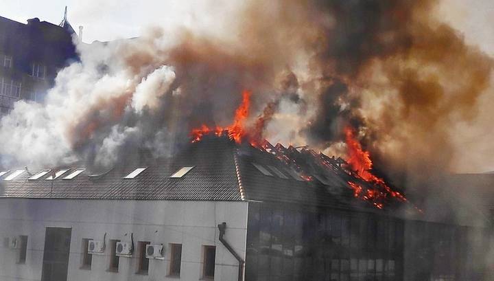 Мощный пожар оставил без крыши бизнес-центр в Тюмени
