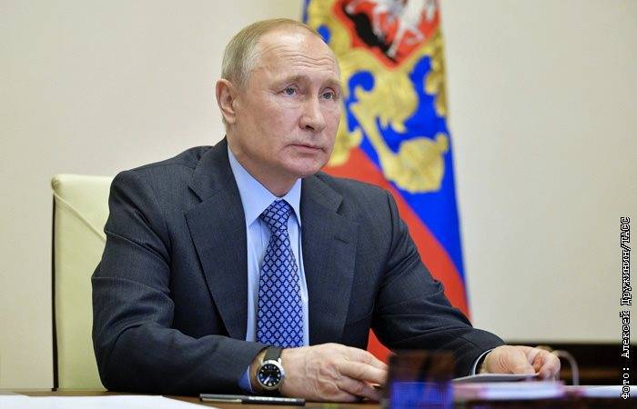 Путин предложил предоставить МСП из пострадавших отраслей средства на зарплаты