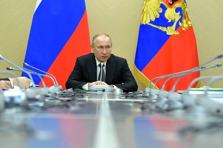 Путин поручил освободить от НДФЛ выплаты врачам