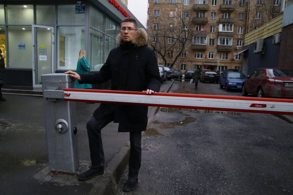 Врачам разрешили бесплатно оставлять автомобили на парковках со шлагбаумом в Москве