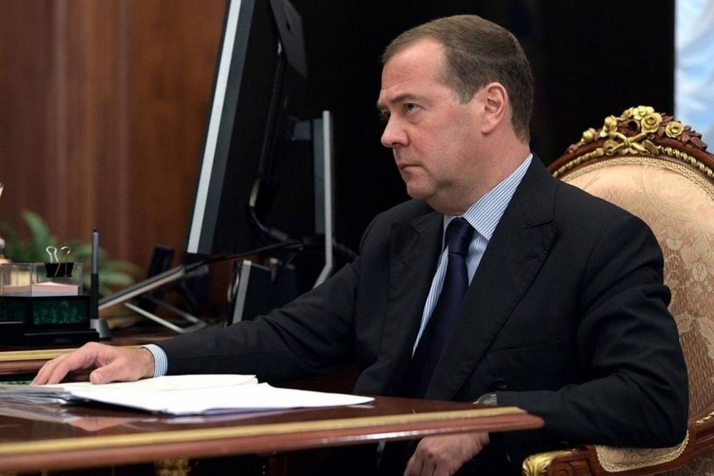 Медведев: ситуация в экономике кое-где уже напоминает коллапс
