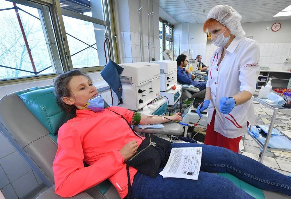Собянин пообещал выплаты донорам крови с антителами на коронавирус