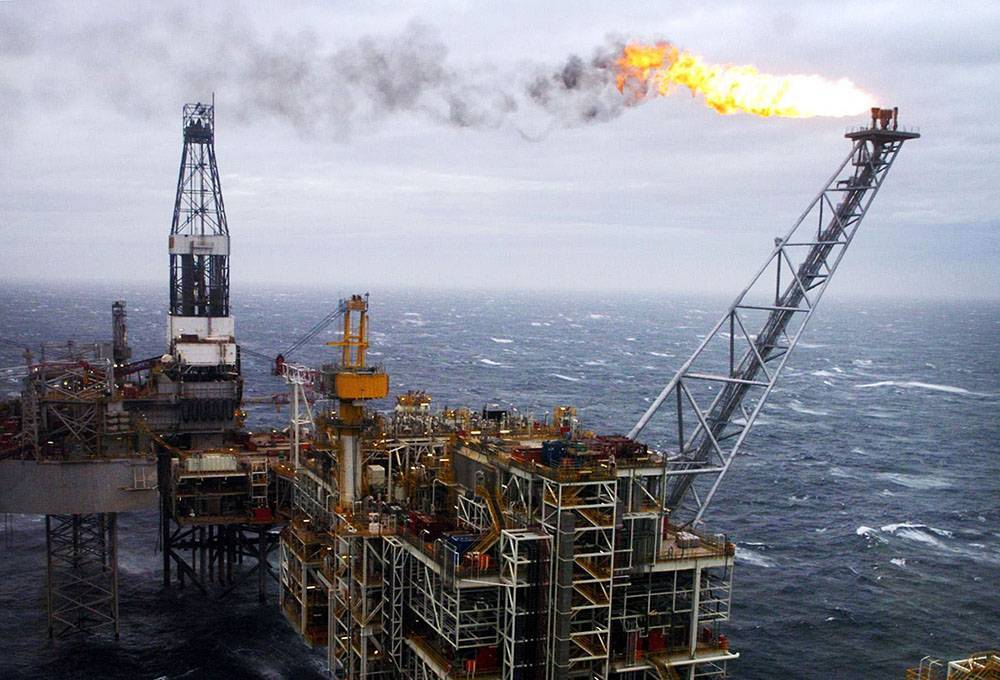 Цена на нефть упала больше чем на 8%, курс доллара превысил 75 рублей