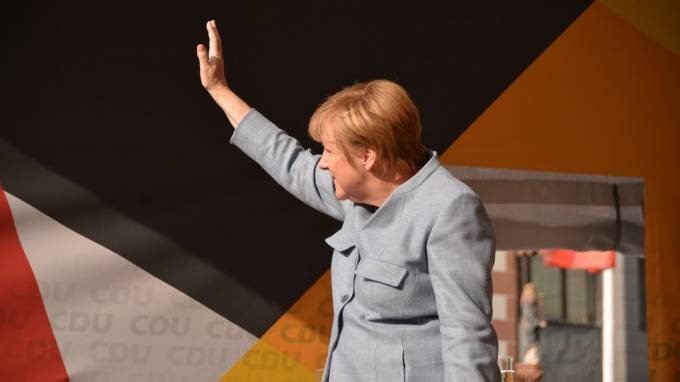 Меркель решила смягчить антикоронавирусные меры в Германии