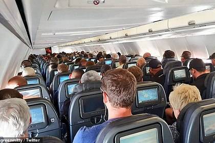 Переполненный пассажирами самолет во время пандемии коронавируса ужаснул сеть