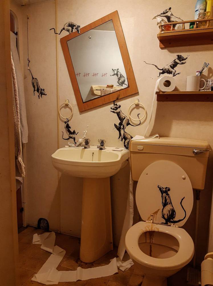Бэнкси устроил инсталляцию в стенах собственной ванной во время самоизоляции