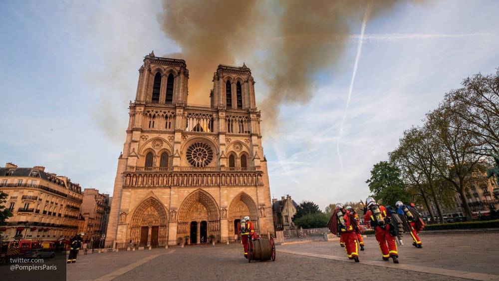 Пятиминутный колокольный звон Нотр-Дама напомнил парижанам о годовщине пожара