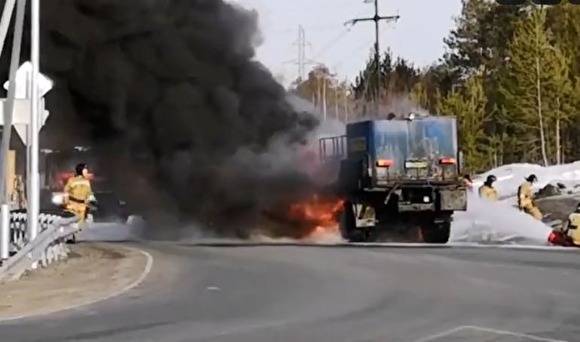 На въезде в Муравленко около поста ГИБДД сгорел грузовик