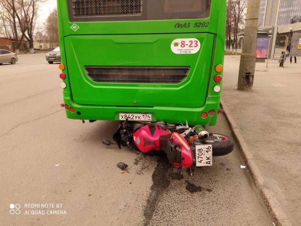 В Челябинске мотоциклист врезался в автобус
