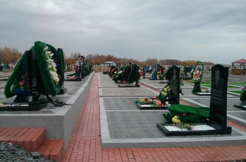 Жители Хабаровска, нарушая самоизоляцию, устремились на кладбища