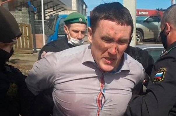 В Горно-Алтайске депутат подрался с приставами из-за арестованного Lexus