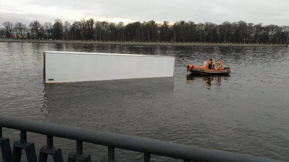 Фура упала в реку в Петербурге, погиб водитель