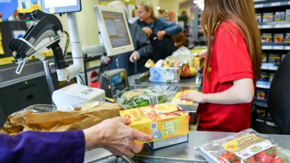 Герои коронакризиса: сколько зарабатывают сотрудники супермаркетов, булочных и мясных магазинов?