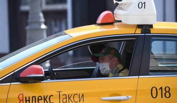 Московские таксисты просят освободить их от обязанности проверять пропуска у пассажиров