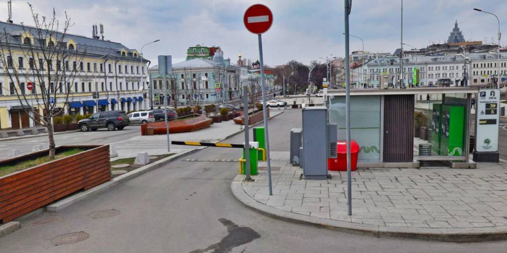Парковки со шлагбаумом для врачей в Москве сделали бесплатной