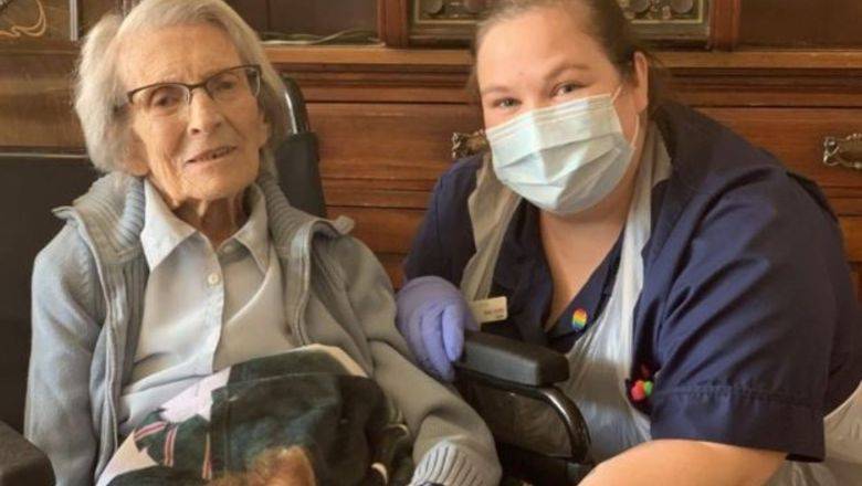 Видео дня: 106-летняя британка покидает госпиталь под аплодисменты