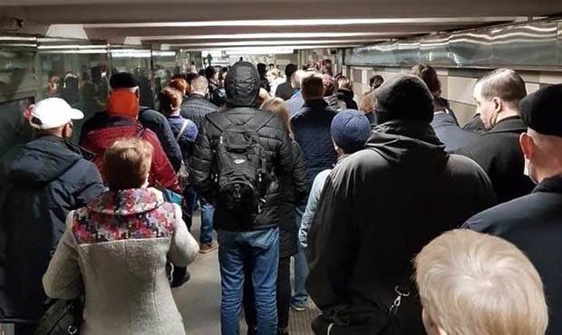 Муниципальные депутаты потребовали от прокурора Москвы наказать виновных в создании очередей на входе в метро