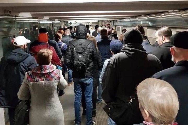 Инфекционист исключил рост заболевших коронавирусом из-за очередей в метро