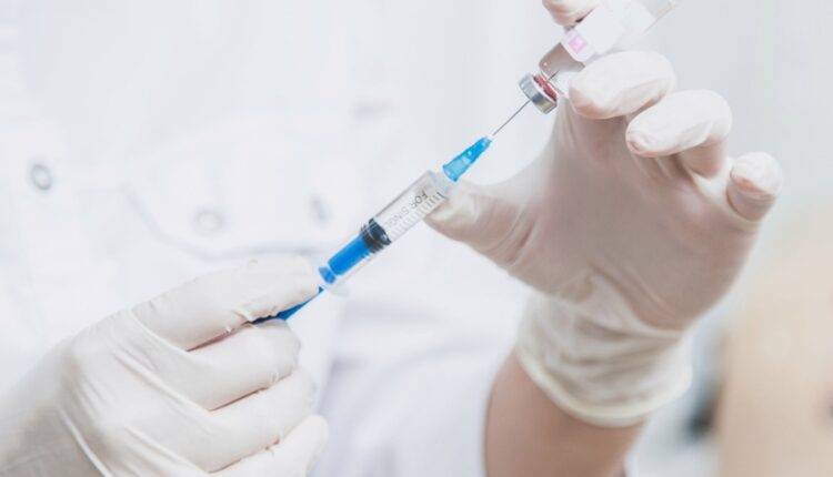 Минздрав России приостановил плановую вакцинацию детей и взрослых из-за COVID-19