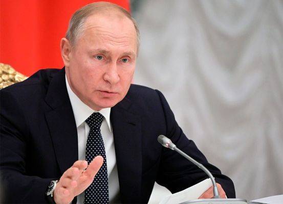 Путин поручил предоставить отсрочку по страховым взносам и налогам